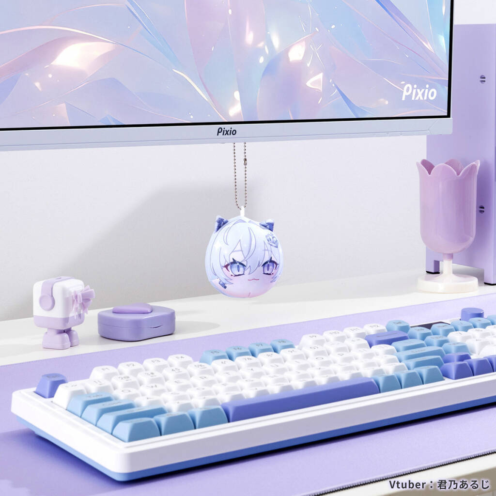 Pixioからモニター下を推し活空間に変える「HDMIコネクタストラップ」が発売！キーホルダーやマスコットなど取り付け可能