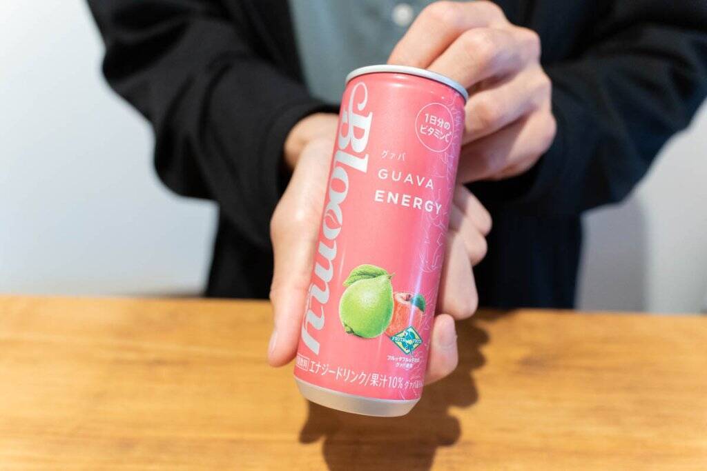 1日分の鉄分、ビタミンCが摂れる自然派エナジードリンク「BloomyPLUS」をレビュー！アサイーボウルとグァバの香りで南国気分に