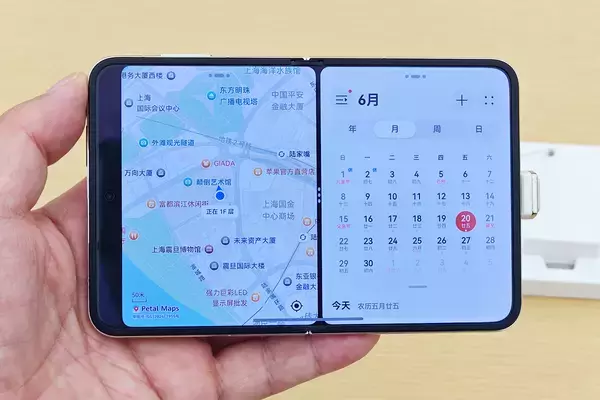 「フリップ型で閉じても開いても使いやすい！2025年ベストスマホ「Pura X」が最高」の画像