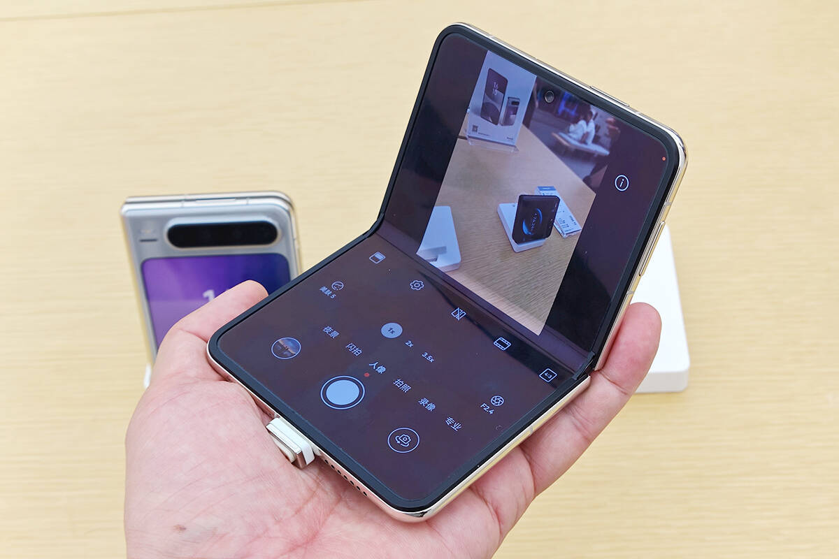 フリップ型で閉じても開いても使いやすい！2025年ベストスマホ「Pura X」が最高