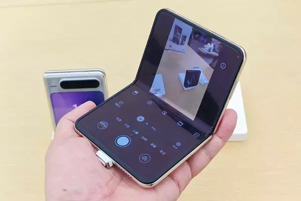 「フリップ型で閉じても開いても使いやすい！2025年ベストスマホ「Pura X」が最高」の画像