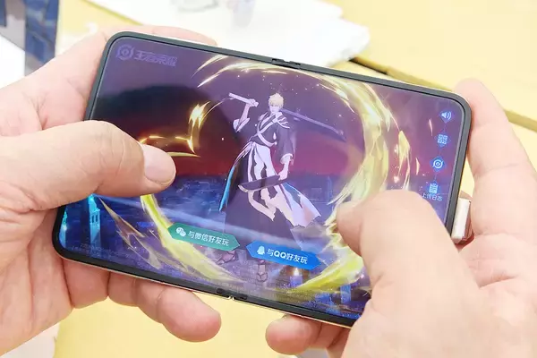 「フリップ型で閉じても開いても使いやすい！2025年ベストスマホ「Pura X」が最高」の画像