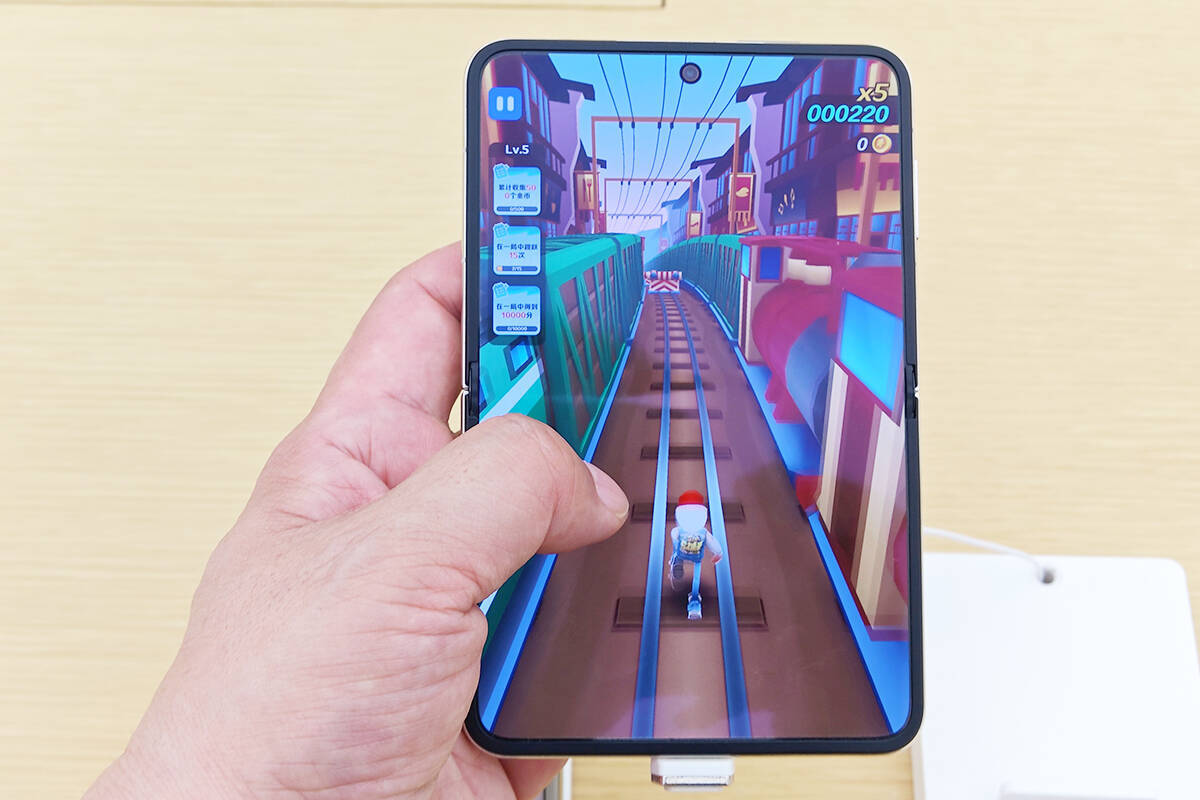 フリップ型で閉じても開いても使いやすい！2025年ベストスマホ「Pura X」が最高