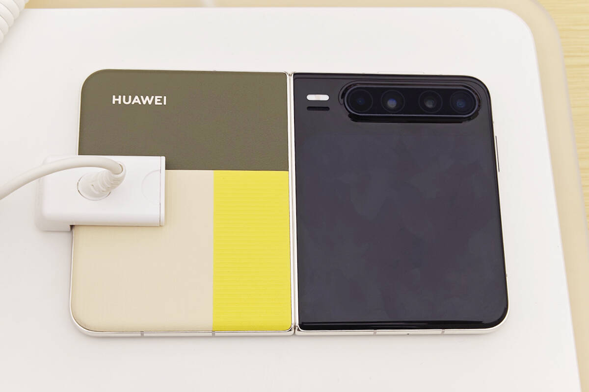 フリップ型で閉じても開いても使いやすい！2025年ベストスマホ「Pura X」が最高