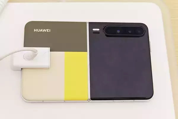 「フリップ型で閉じても開いても使いやすい！2025年ベストスマホ「Pura X」が最高」の画像