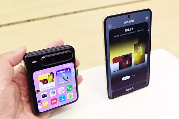 「フリップ型で閉じても開いても使いやすい！2025年ベストスマホ「Pura X」が最高」の画像