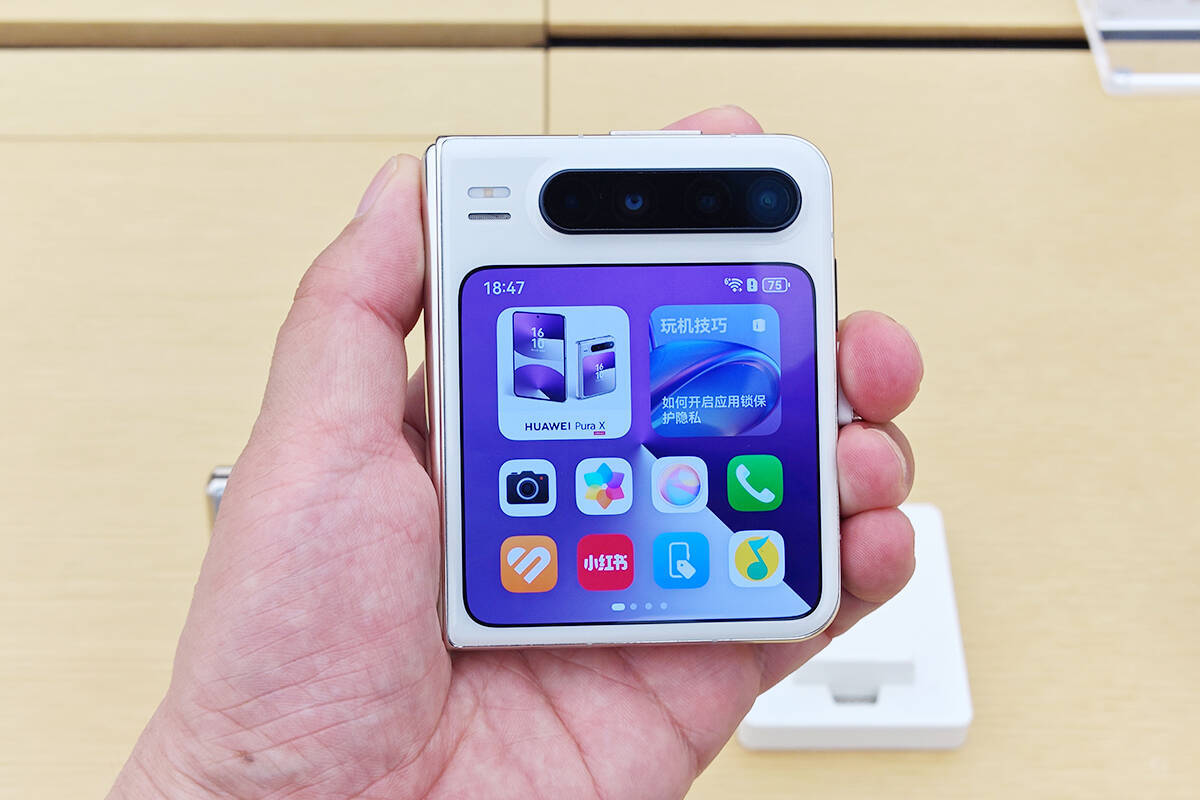 フリップ型で閉じても開いても使いやすい！2025年ベストスマホ「Pura X」が最高