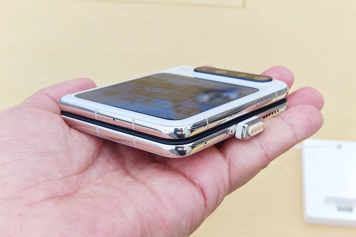 フリップ型で閉じても開いても使いやすい！2025年ベストスマホ「Pura X」が最高