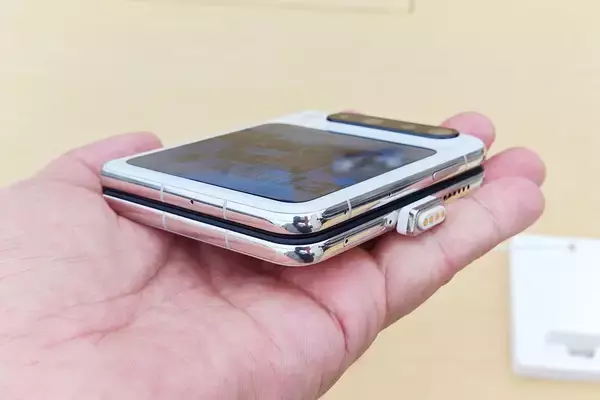 「フリップ型で閉じても開いても使いやすい！2025年ベストスマホ「Pura X」が最高」の画像