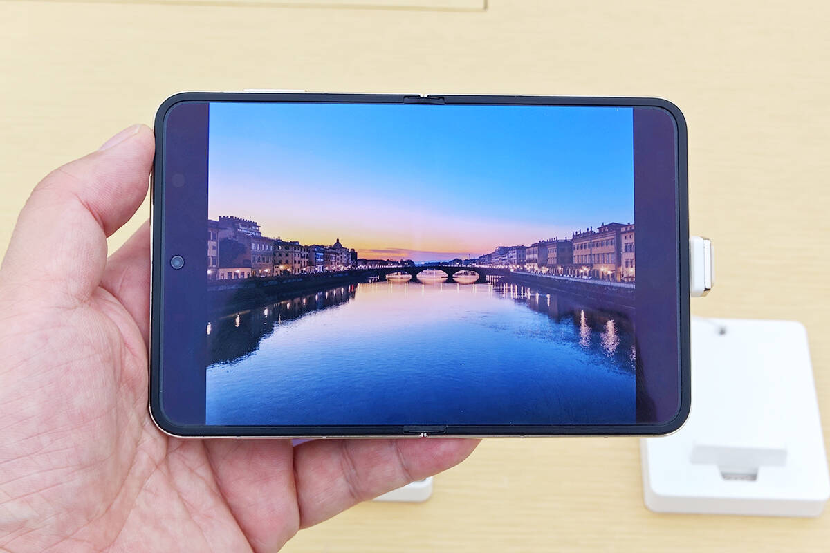 フリップ型で閉じても開いても使いやすい！2025年ベストスマホ「Pura X」が最高