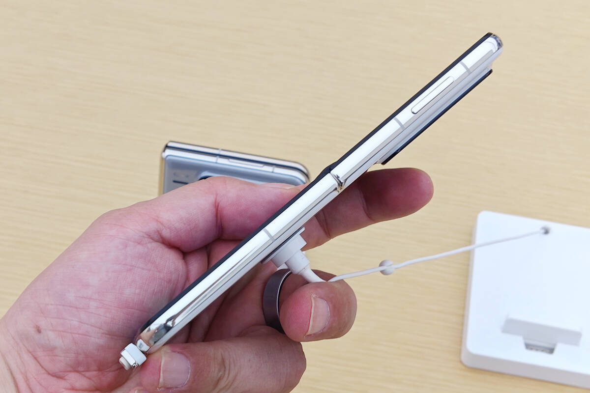 フリップ型で閉じても開いても使いやすい！2025年ベストスマホ「Pura X」が最高