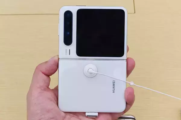 「フリップ型で閉じても開いても使いやすい！2025年ベストスマホ「Pura X」が最高」の画像