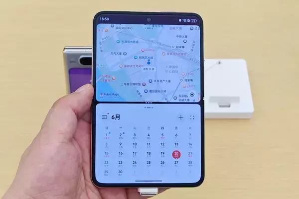「フリップ型で閉じても開いても使いやすい！2025年ベストスマホ「Pura X」が最高」の画像