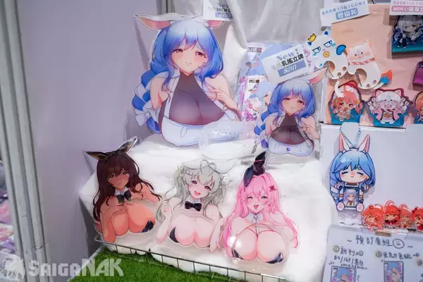 「【ACGHK 2026】香港世界同人祭ブースレポート！hololiveなどVTuberのオリジナルグッズが盛りだくさん」の画像