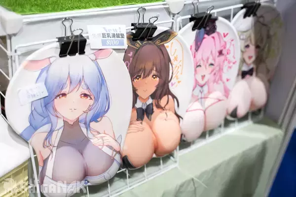 「【ACGHK 2026】香港世界同人祭ブースレポート！hololiveなどVTuberのオリジナルグッズが盛りだくさん」の画像