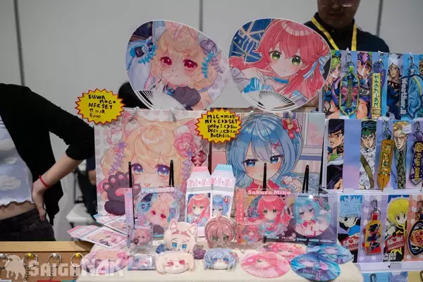 「【ACGHK 2026】香港世界同人祭ブースレポート！hololiveなどVTuberのオリジナルグッズが盛りだくさん」の画像