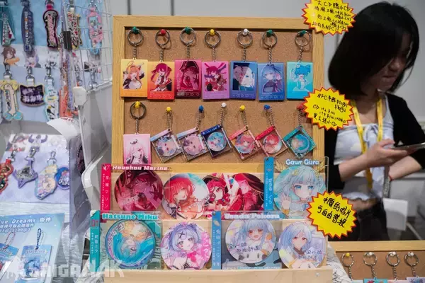 「【ACGHK 2026】香港世界同人祭ブースレポート！hololiveなどVTuberのオリジナルグッズが盛りだくさん」の画像