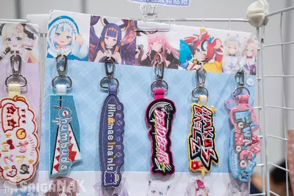 「【ACGHK 2026】香港世界同人祭ブースレポート！hololiveなどVTuberのオリジナルグッズが盛りだくさん」の画像