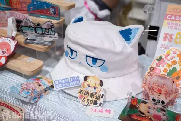 「【ACGHK 2026】香港世界同人祭ブースレポート！hololiveなどVTuberのオリジナルグッズが盛りだくさん」の画像