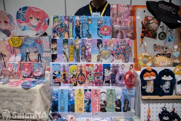 「【ACGHK 2026】香港世界同人祭ブースレポート！hololiveなどVTuberのオリジナルグッズが盛りだくさん」の画像