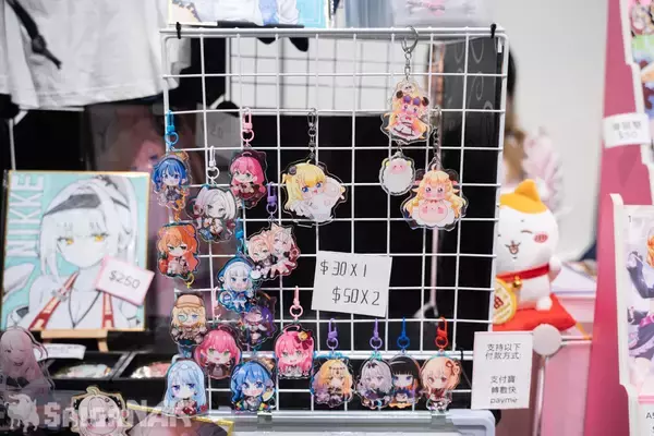 「【ACGHK 2026】香港世界同人祭ブースレポート！hololiveなどVTuberのオリジナルグッズが盛りだくさん」の画像