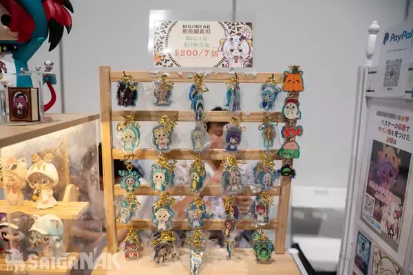 「【ACGHK 2026】香港世界同人祭ブースレポート！hololiveなどVTuberのオリジナルグッズが盛りだくさん」の画像
