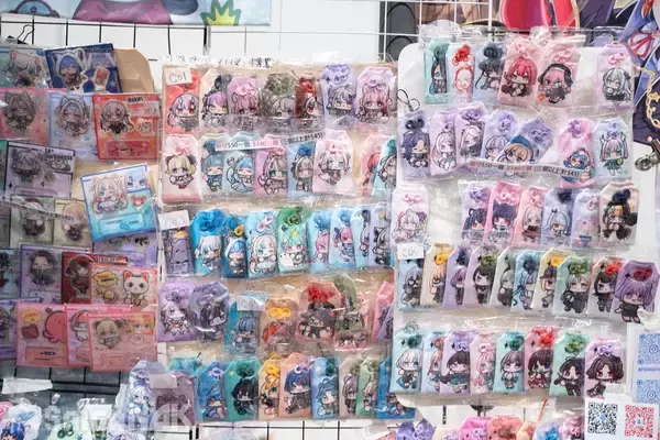 「【ACGHK 2026】香港世界同人祭ブースレポート！hololiveなどVTuberのオリジナルグッズが盛りだくさん」の画像