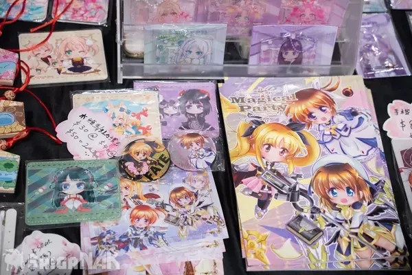 「【ACGHK 2026】香港世界同人祭ブースレポート！hololiveなどVTuberのオリジナルグッズが盛りだくさん」の画像