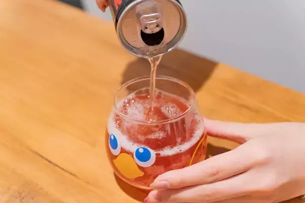 「「イトーヨーカドー」×「セブンイレブン」×「Netflix」コラボのエナドリ！「Netflix ミッドナイトブースト」と「Netflix トワイライトトロピカル」をレビュー」の画像