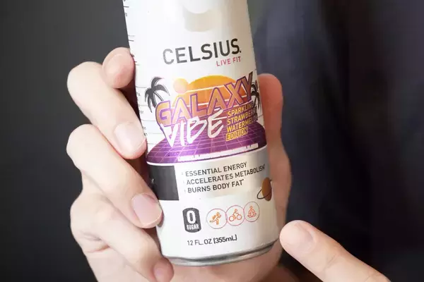 「カフェイン200mgでイチゴ風味のエナジードリンク「CELSIUS ENERGY DRINK SPARKLING GALAXY VIBE」をレビュー！」の画像