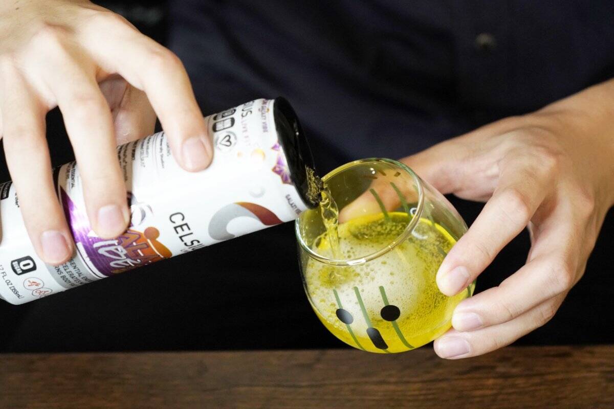 カフェイン200mgでイチゴ風味のエナジードリンク「CELSIUS ENERGY DRINK SPARKLING GALAXY VIBE」をレビュー！