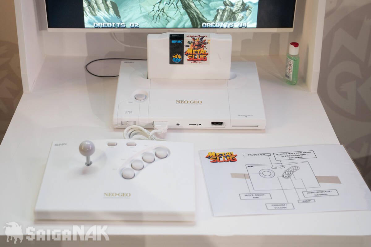 【TGS2026】現代に復活した「NEOGEO AES+」の実機が公開！「PLAION REPLAI」ブースで試遊も可能