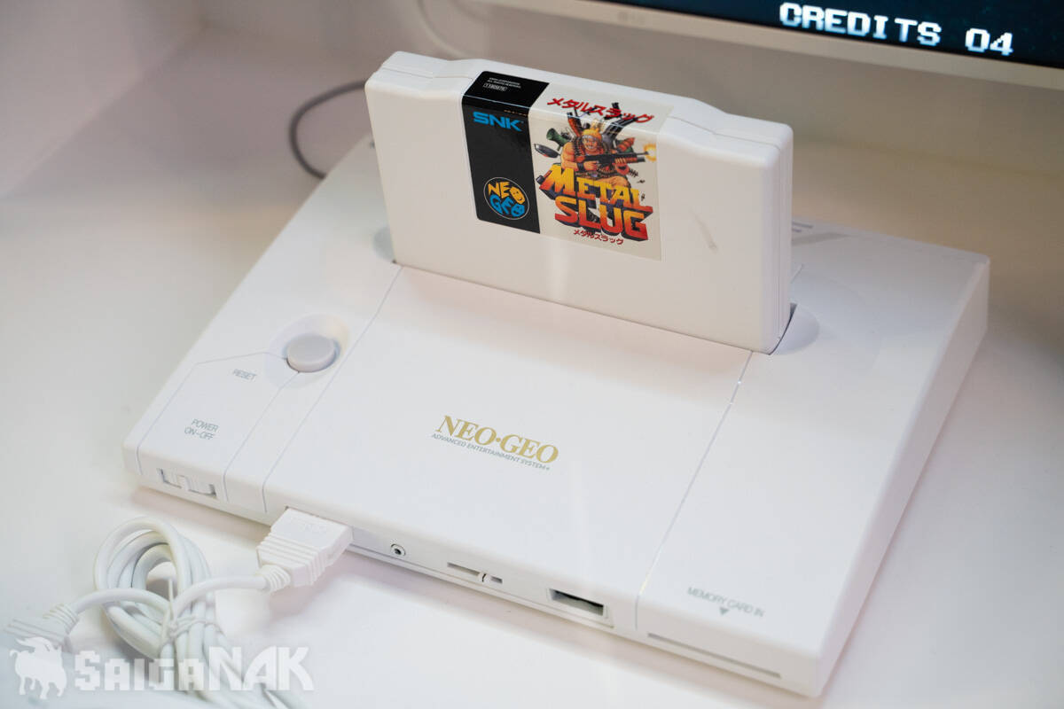 【TGS2026】現代に復活した「NEOGEO AES+」の実機が公開！「PLAION REPLAI」ブースで試遊も可能