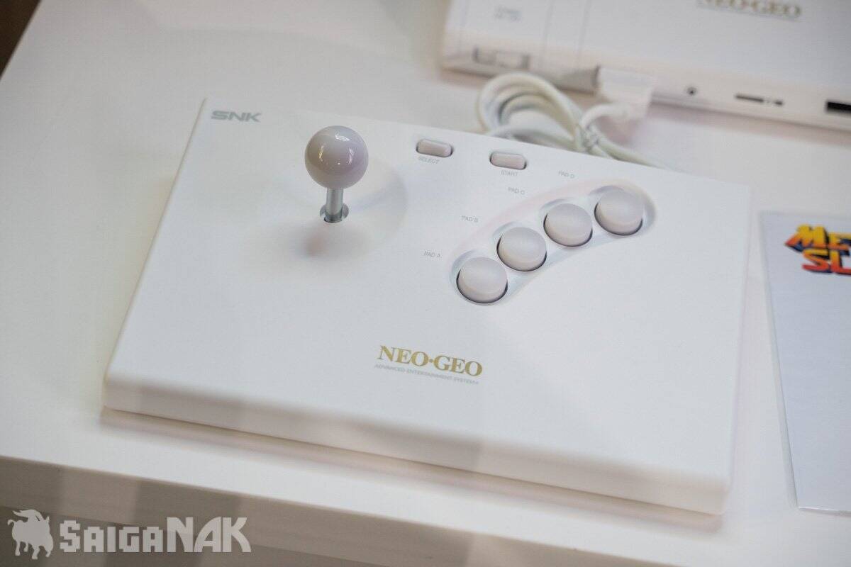 【TGS2026】現代に復活した「NEOGEO AES+」の実機が公開！「PLAION REPLAI」ブースで試遊も可能