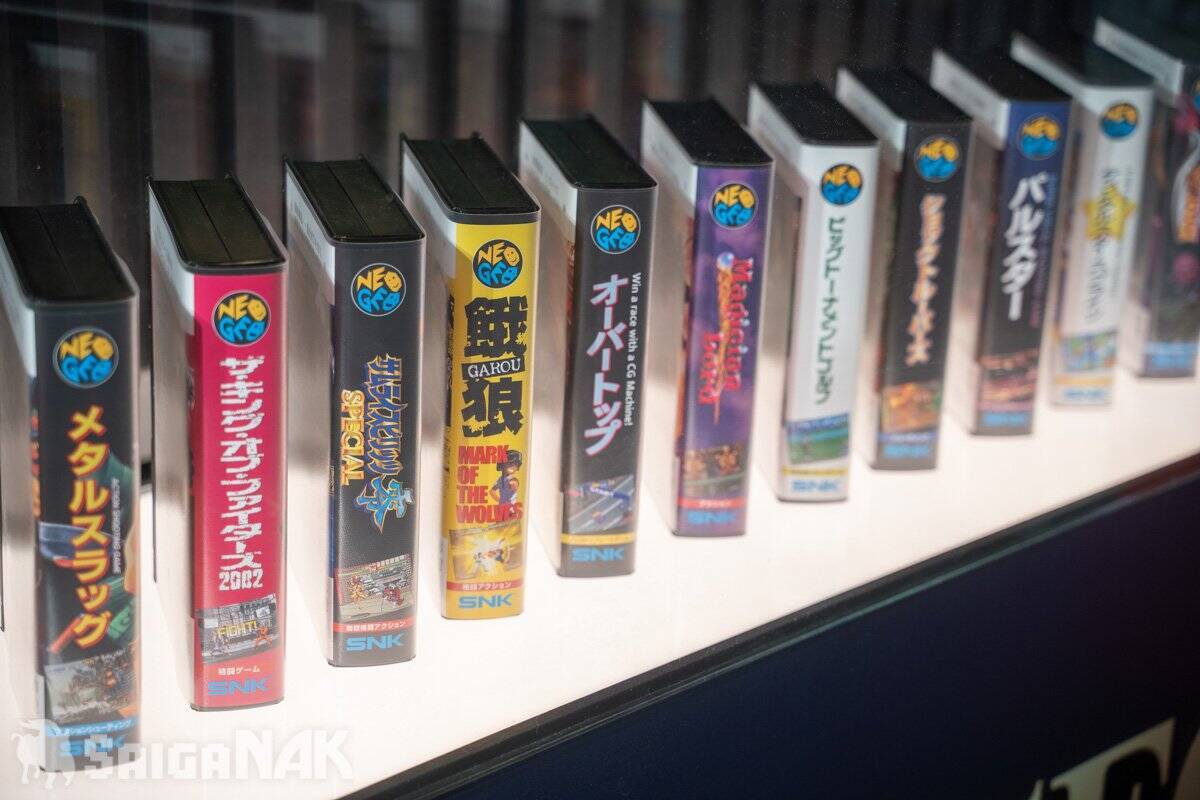 【TGS2026】現代に復活した「NEOGEO AES+」の実機が公開！「PLAION REPLAI」ブースで試遊も可能