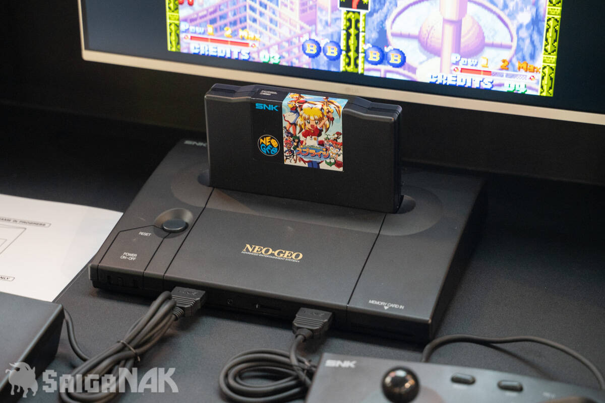 【TGS2026】現代に復活した「NEOGEO AES+」の実機が公開！「PLAION REPLAI」ブースで試遊も可能