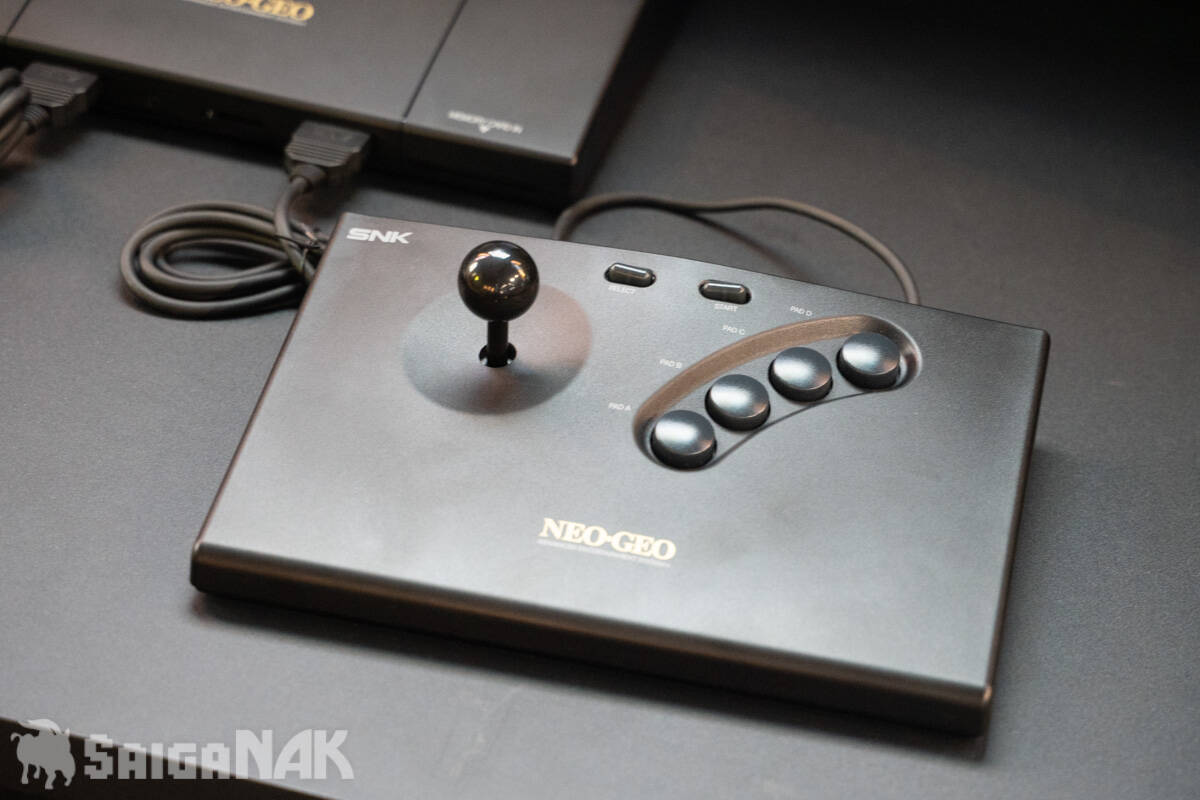 【TGS2026】現代に復活した「NEOGEO AES+」の実機が公開！「PLAION REPLAI」ブースで試遊も可能