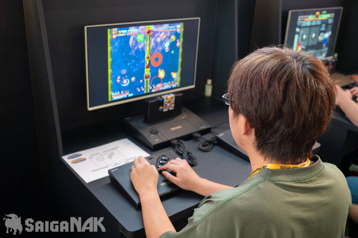 【TGS2026】現代に復活した「NEOGEO AES+」の実機が公開！「PLAION REPLAI」ブースで試遊も可能