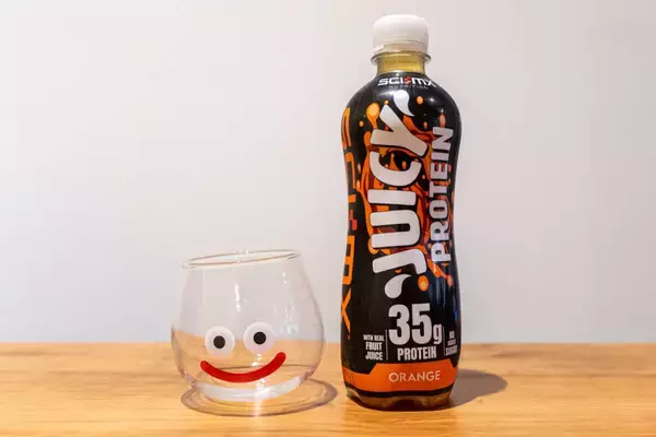 「イギリス発の高たんぱくジュース「JUICY PROTEIN」アップル味とオレンジ味とグアバ&ライム味をレビュー」の画像