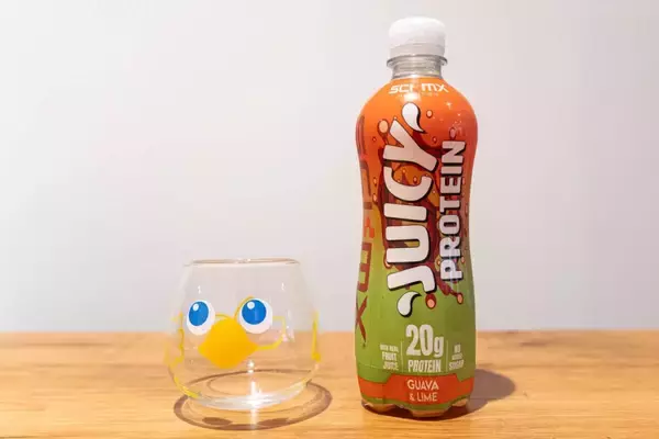 「イギリス発の高たんぱくジュース「JUICY PROTEIN」アップル味とオレンジ味とグアバ&ライム味をレビュー」の画像