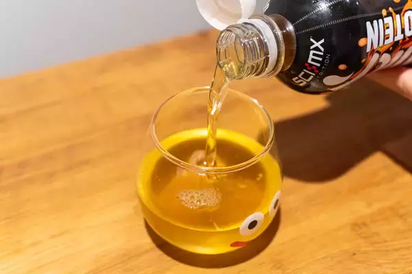 「イギリス発の高たんぱくジュース「JUICY PROTEIN」アップル味とオレンジ味とグアバ&ライム味をレビュー」の画像