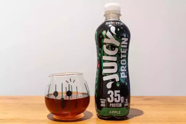 「イギリス発の高たんぱくジュース「JUICY PROTEIN」アップル味とオレンジ味とグアバ&ライム味をレビュー」の画像