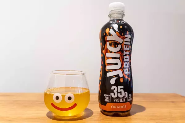 「イギリス発の高たんぱくジュース「JUICY PROTEIN」アップル味とオレンジ味とグアバ&ライム味をレビュー」の画像