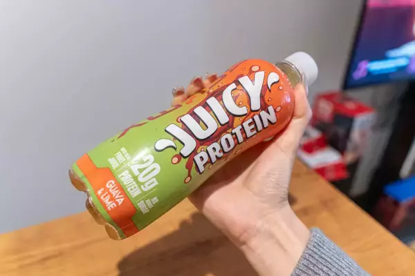 「イギリス発の高たんぱくジュース「JUICY PROTEIN」アップル味とオレンジ味とグアバ&ライム味をレビュー」の画像