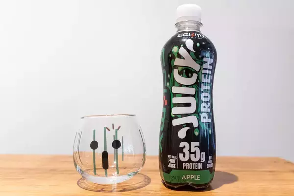 「イギリス発の高たんぱくジュース「JUICY PROTEIN」アップル味とオレンジ味とグアバ&ライム味をレビュー」の画像