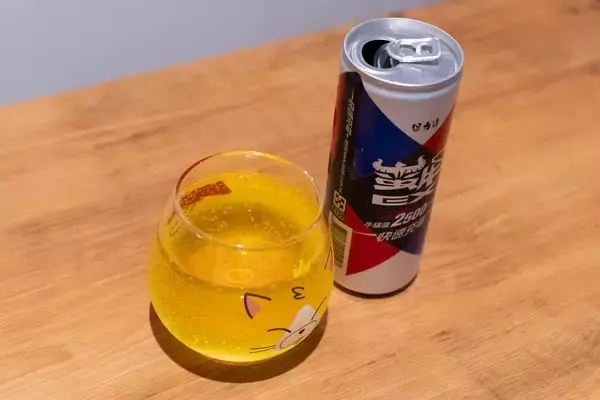 「タウリン2500㎎配合で快速充電！台湾のエナジードリンク「蠻牛EX能量飲料」をレビュー」の画像