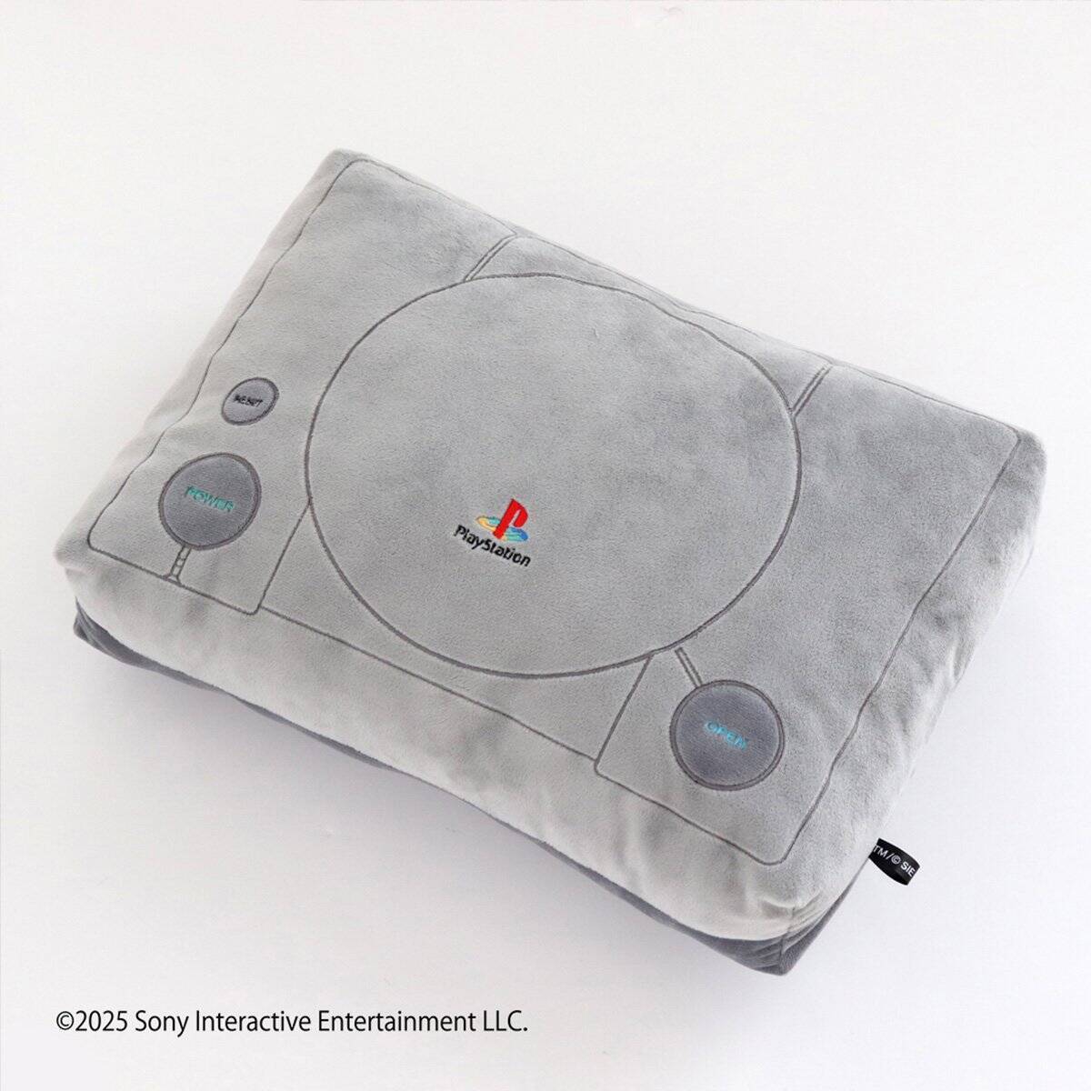 初代PlayStationをモチーフにしたクッションが登場！持ち歩ける「ASTRO BOT」のチャームもラインナップ