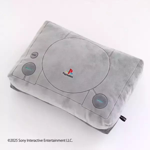 「初代PlayStationをモチーフにしたクッションが登場！持ち歩ける「ASTRO BOT」のチャームもラインナップ」の画像