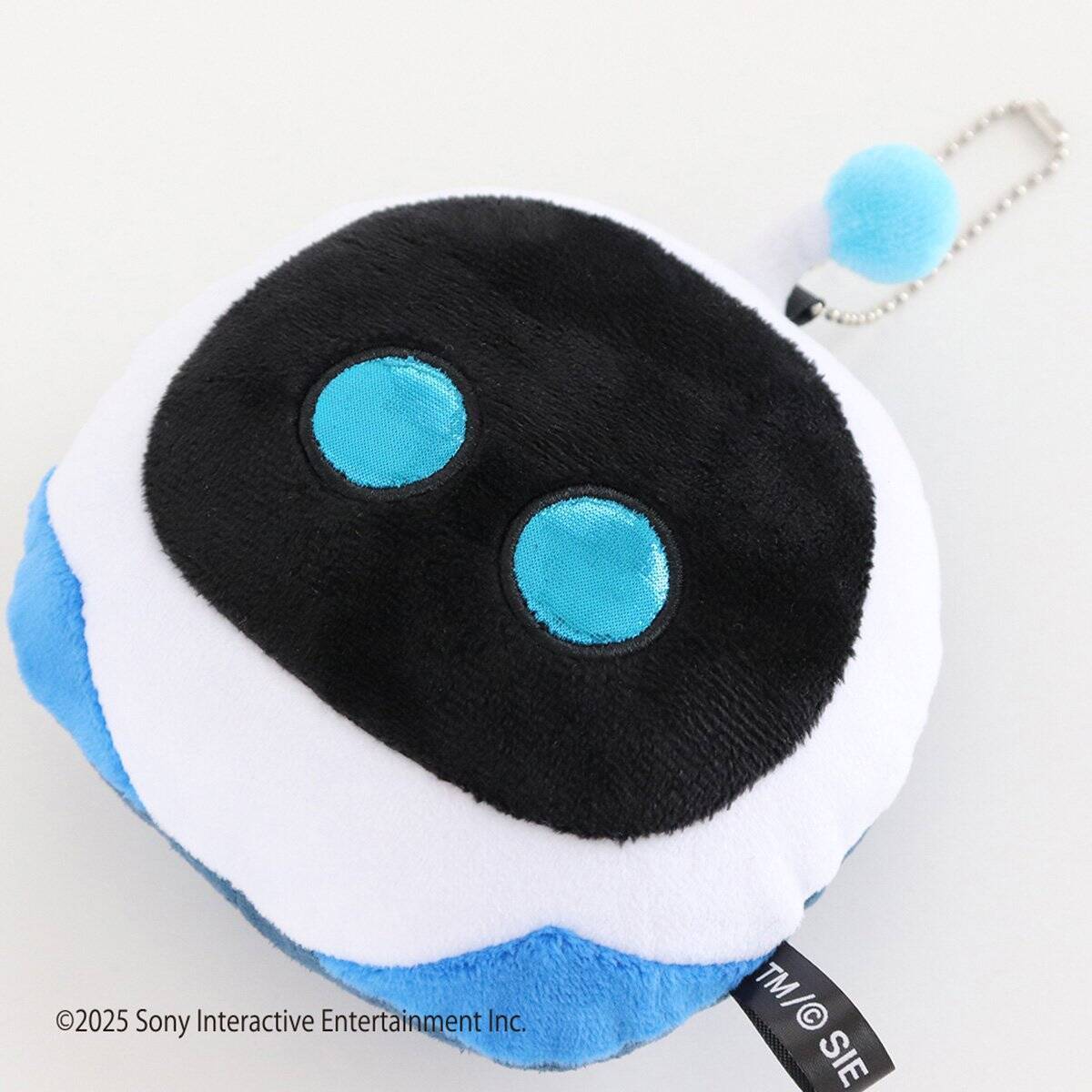 初代PlayStationをモチーフにしたクッションが登場！持ち歩ける「ASTRO BOT」のチャームもラインナップ