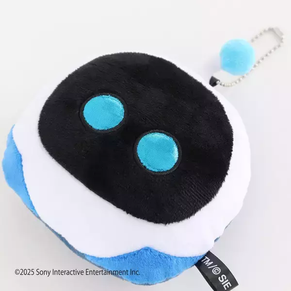 「初代PlayStationをモチーフにしたクッションが登場！持ち歩ける「ASTRO BOT」のチャームもラインナップ」の画像